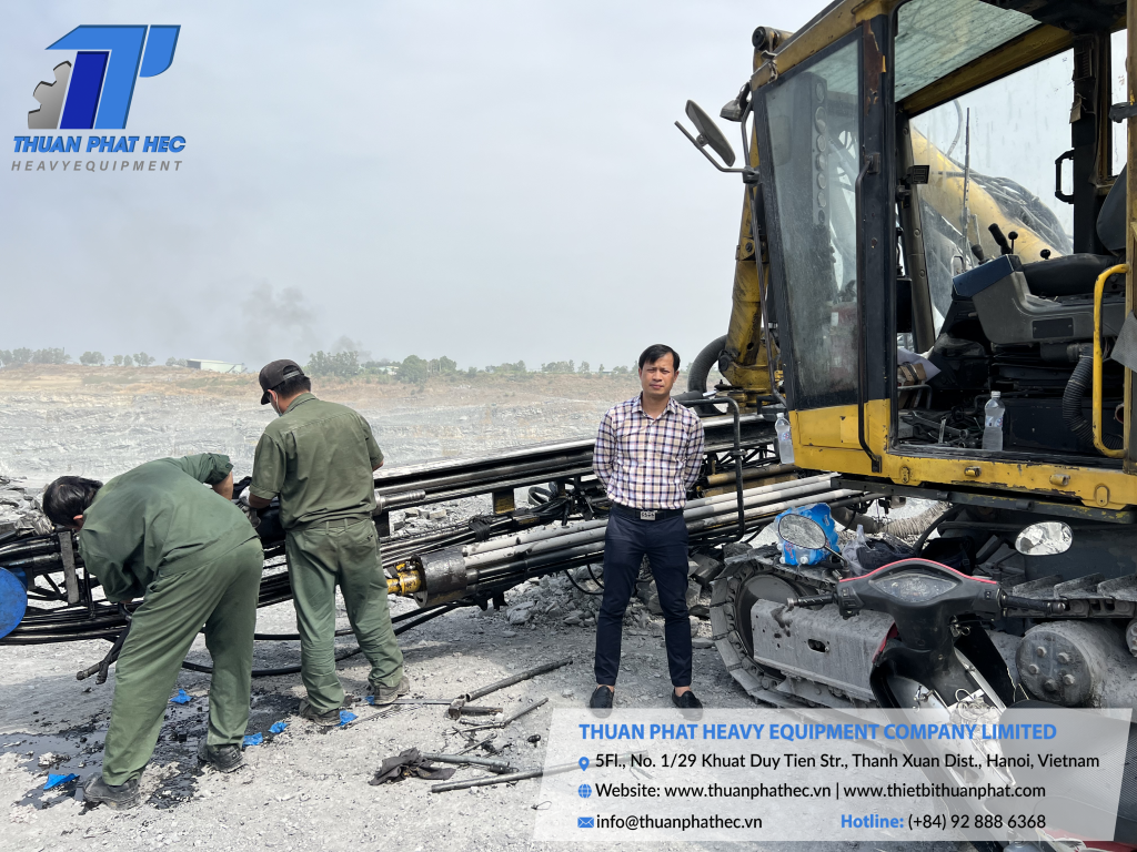 Công ty TNHH Thiết Bị Nặng kiểm tra, sửa chữa máy móc, thiết bị thực tế tại công trình.