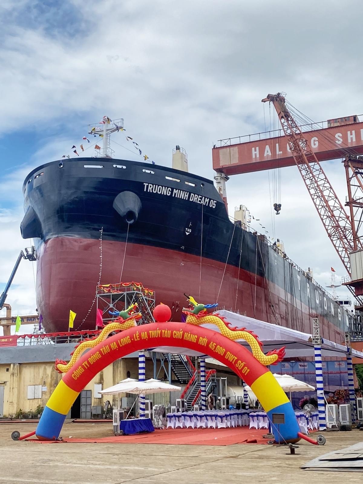 Hạ thủy tàu hàng 45.000 DWT.